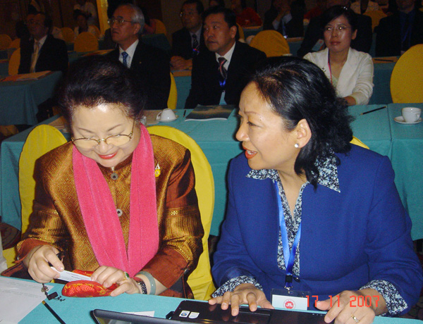 泰国易三仓商业学院中文部主任卢瑷珊(左)向王枬书记询问我校教师教育改革的做法。