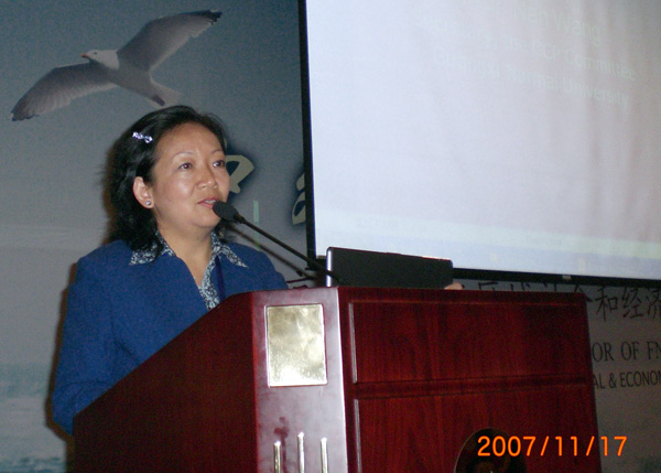 王枬书记在论坛上发言。