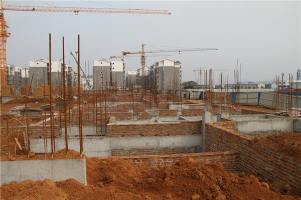 32#楼正在进行一层柱子钢筋施工（邓荫伟摄）