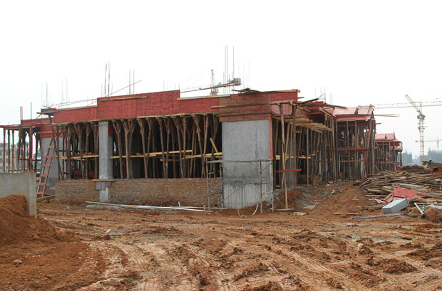 33#楼正在进行二层梁板施工（邓荫伟摄）