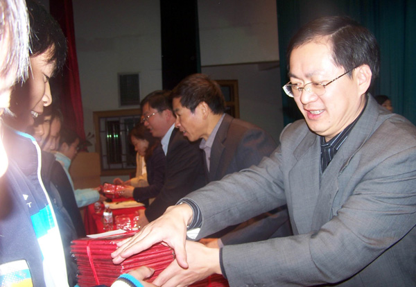 校党委唐仁郭副书记为获奖学生颁奖。