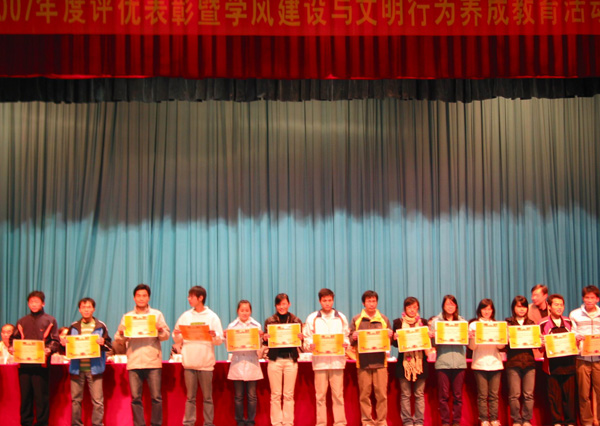 获奖学生上台领奖。