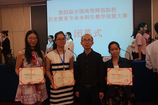 获奖师生合影留念