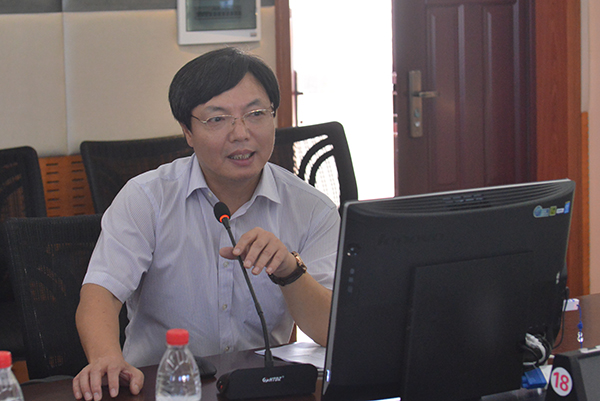 李传起副校长主持会议（大学生通讯社 陈园园 摄）