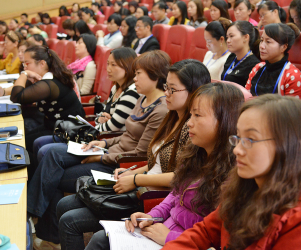 学员们认真聆听