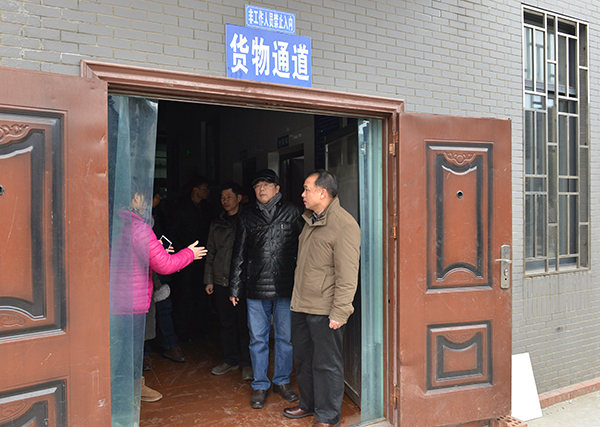 赵铁副书记在附属外国语学校检查时，针对食堂货物通道畅通，禁止非食堂工作人员进入食堂等作出明确指示