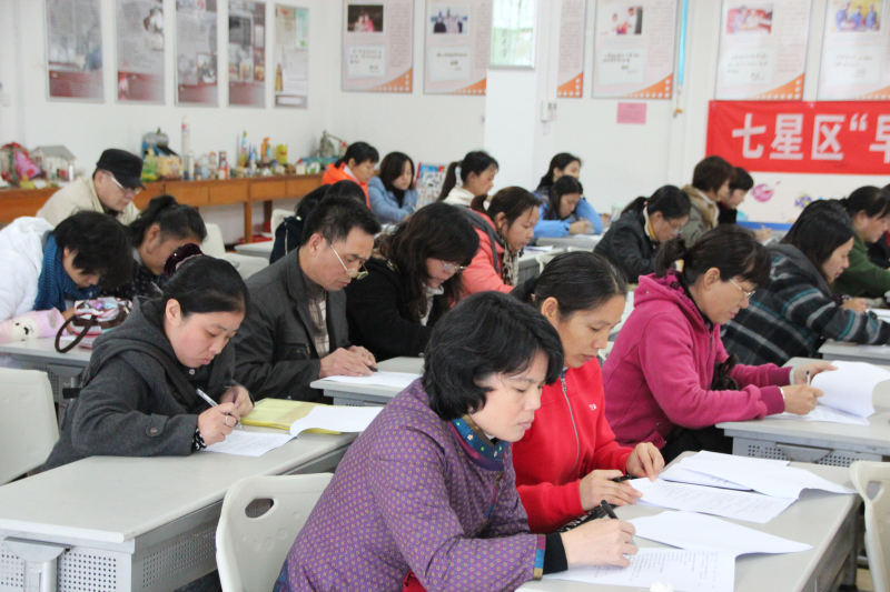 社团宣传人员在填写调研问卷