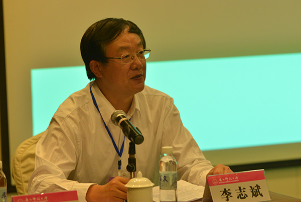 华东师范大学副校长李志斌主持报告会