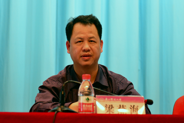 广西区党委组织部组织一处（基层办）副处长（副主任）梁燕海为到场师生作大学生村官政策解读