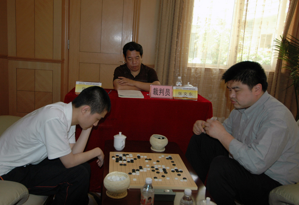 张文东与张维正在进行慢棋比赛。