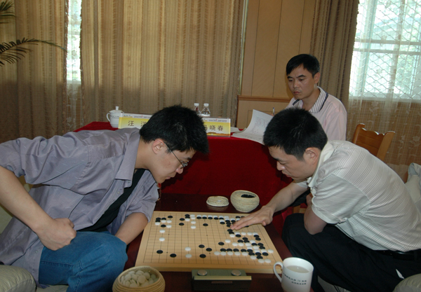 马晓春与汪洋在进行快棋赛。