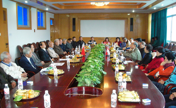 宾客双方在座谈。