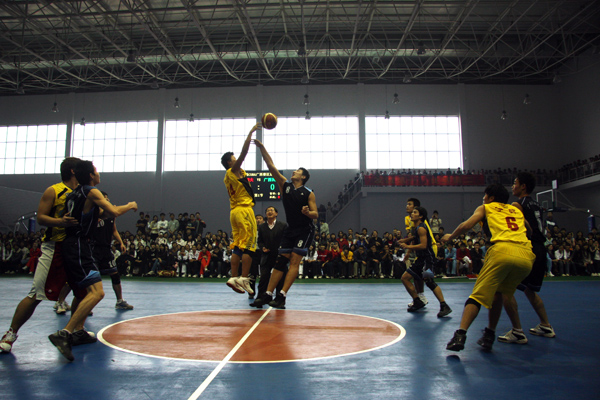 校党委副书记、校体委主任唐仁郭为男子篮球赛开球。