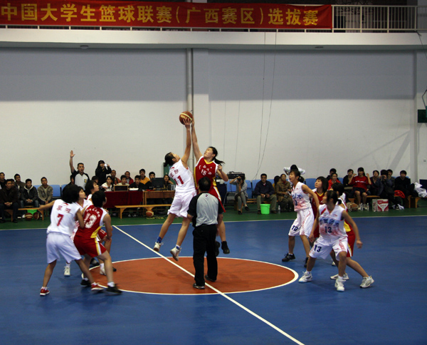 女子篮球赛现场。