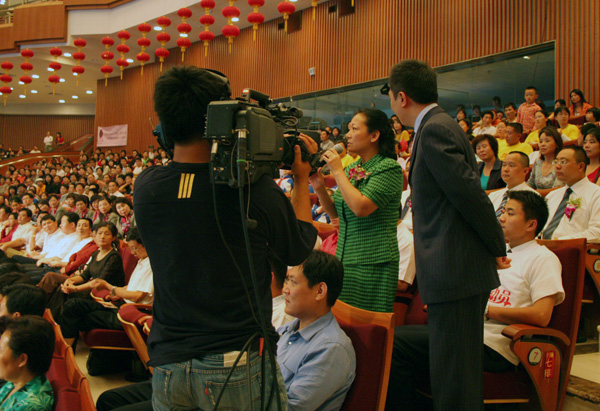 我校党委书记王枬接受现场采访。