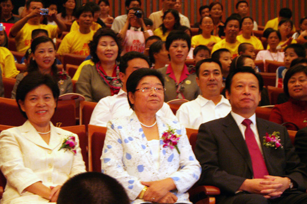 全国人大副委员长、全国妇联主席顾秀莲(前排中)在观看晚会。