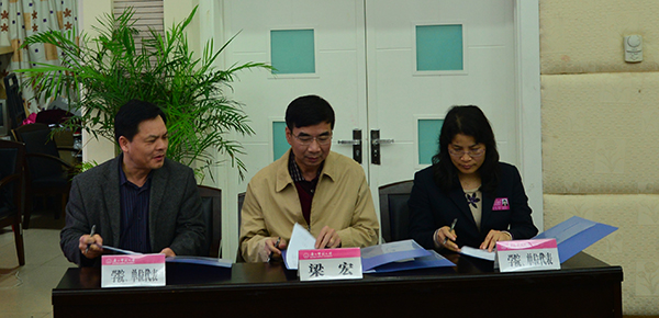 梁宏校长与学院、单位代表签订《2015年安全稳定和治安、消防综合治理目标管理责任书》