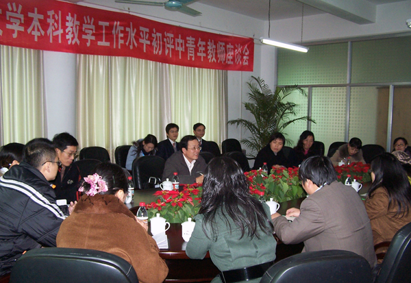 崔建国教授与中青年教师座谈。