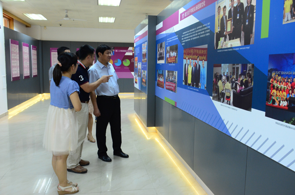 卢能干一行参观教师教育展览中心