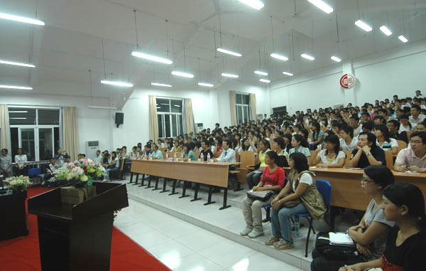 我校师生认真聆听报告