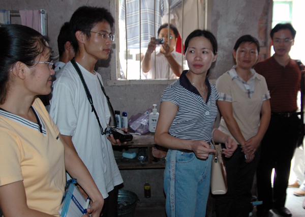 林娜副书记到调研学生住地看望他们。