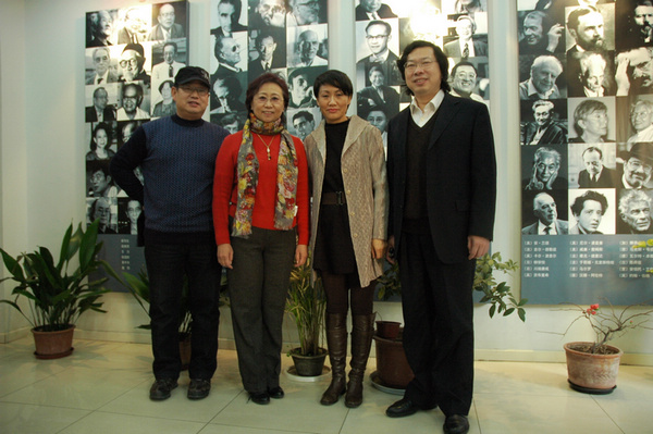 区新闻出版局于瑮副局长（左二）、向润华处长（左一）到贝贝特北京公司指导工作后与公司有关负责人合影