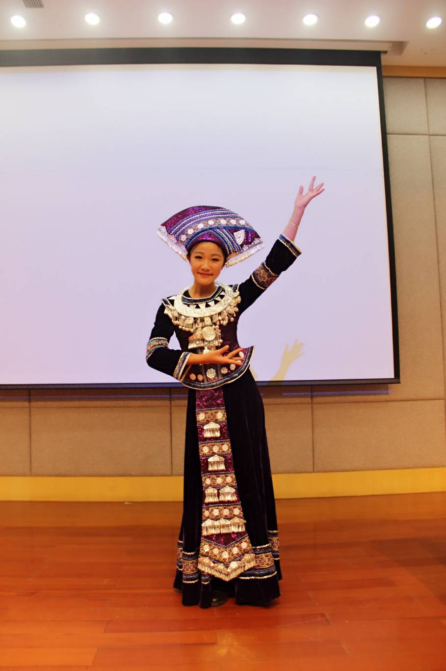 我校邱灵英在联谊晚会上的壮族舞蹈展示