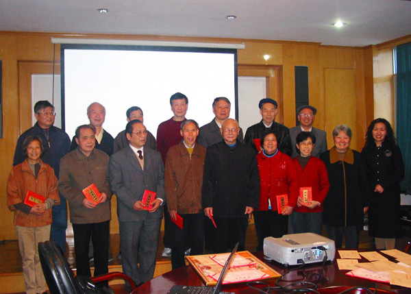 校关工委负责同志与获奖代表合影留念。