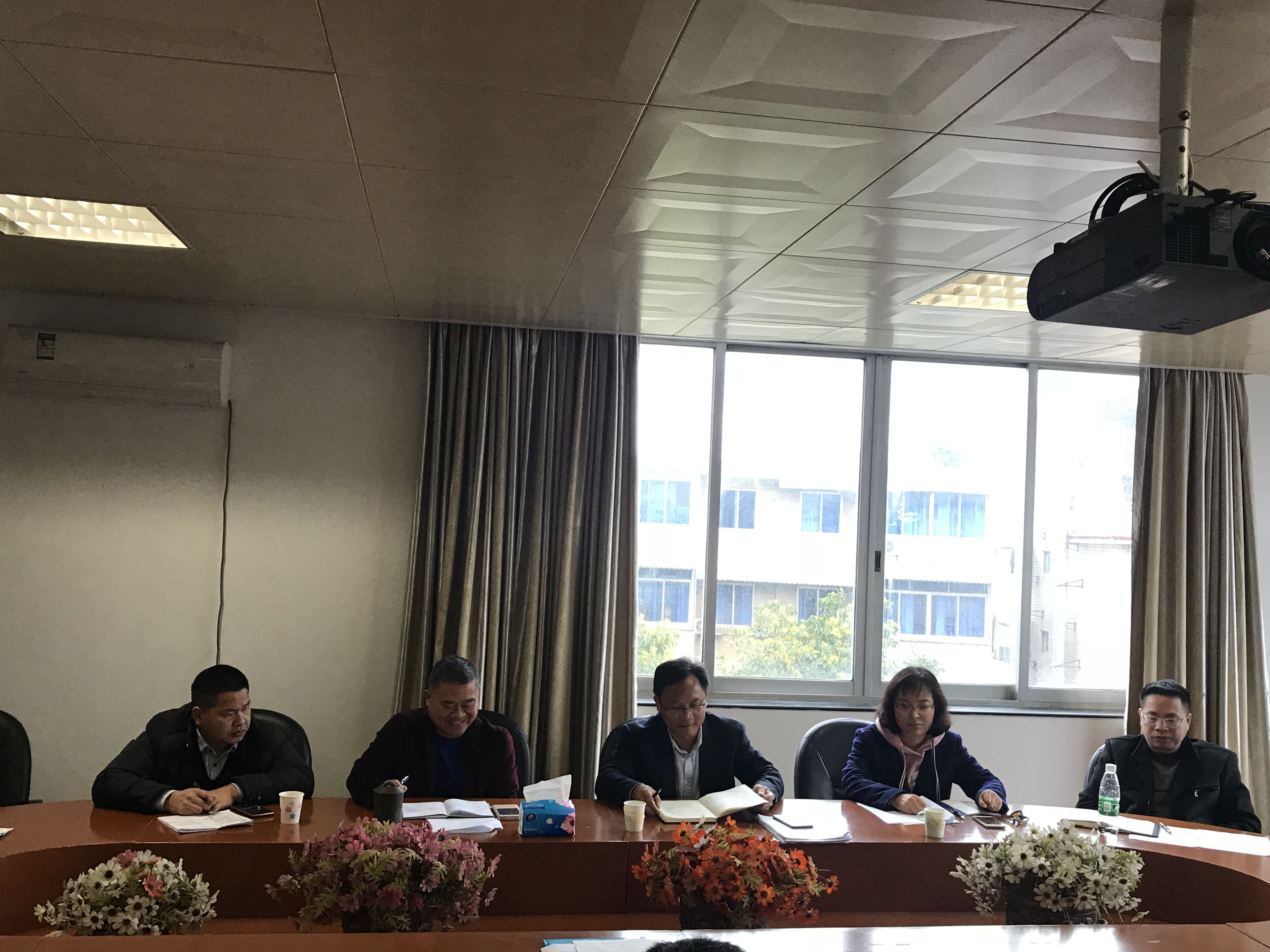 林春逸副校长到后勤基建处检查工作照片.jpg