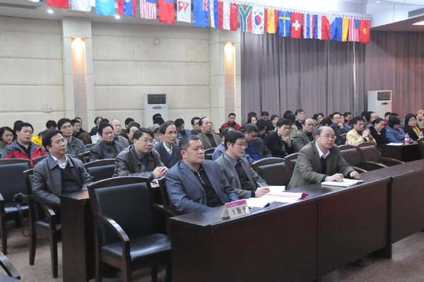 与会领导同志认真听取报告