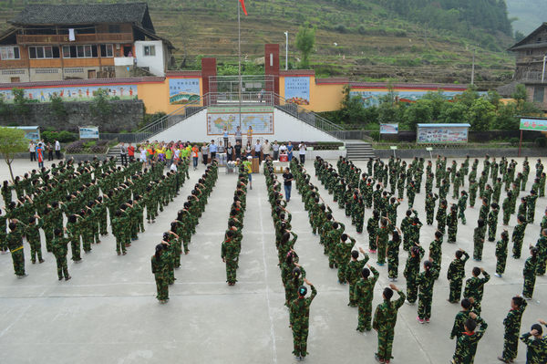 小朋友们表演分列式