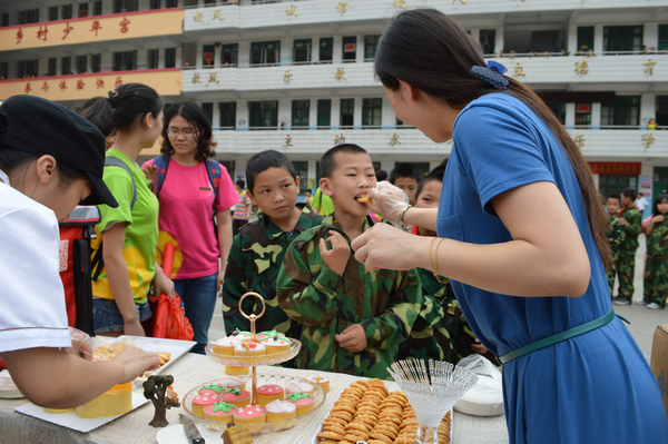 工作人员送上特制的蛋糕