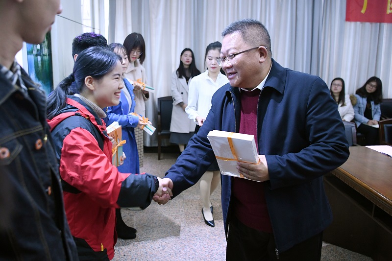 邓军书记给学生代表赠书.JPG
