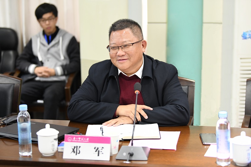 邓军书记倾听学生代表提问.JPG