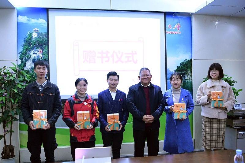 邓军书记与学生代表合影.jpg