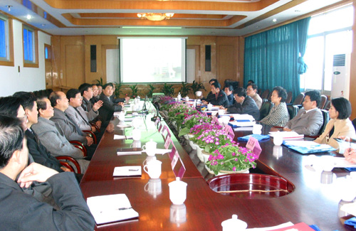 图为陈际瓦部长、吴恒副主席一行在我校田家炳教育书院会议室与我校领导进行会谈。