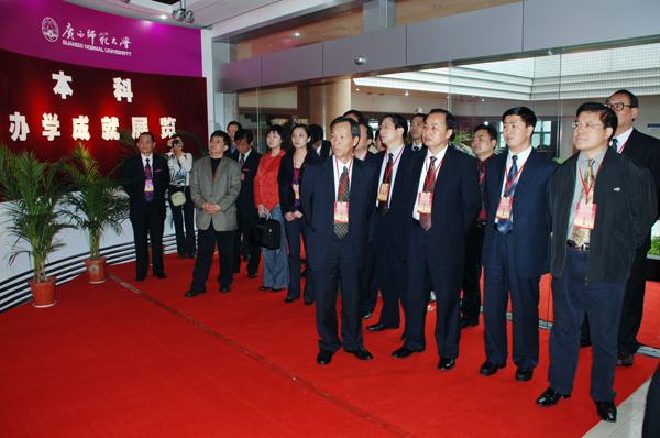 专家们在参观我校本科办学成就展。