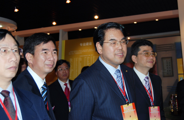 专家们在参观我校本科办学成就展。