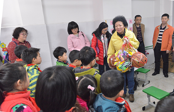 “双高”女教师们赠送体育用品给留守儿童（大学生通讯社 陈园园 摄）