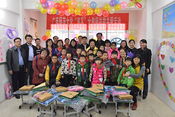 老师们与小朋友合影