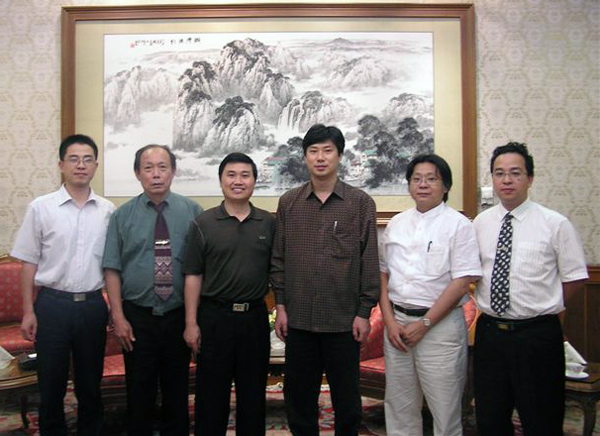 中国大使馆文教参赞周斌会见代表团。