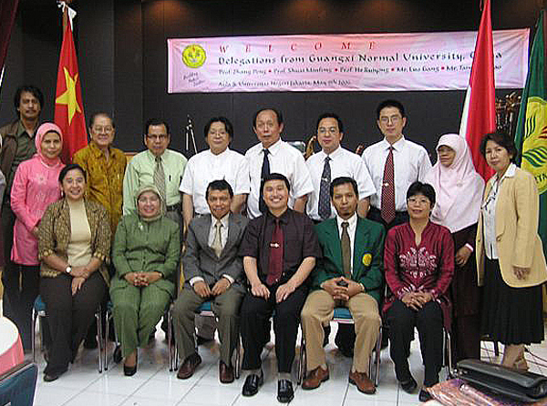 代表团与雅加达国家大学负责人合影。