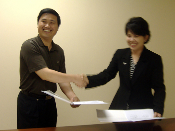 我校代表团团长张鹏（左）代表学校与STIE NUSANTARA 商业学院签定合作协议。