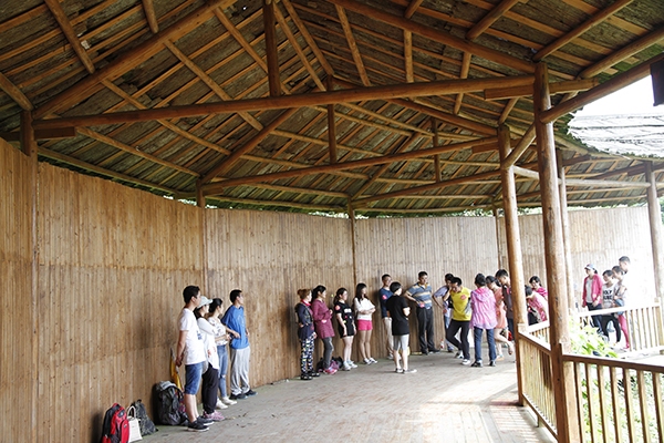 校工会举办的“缘来是你•快乐同行”徒步交友活动，互动游戏现场