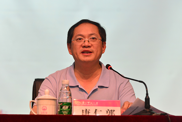 校党委副书记唐仁郭主持会议(大学生通讯社 谢小龙/摄)