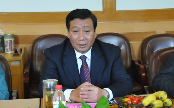 陈洪江副校长向考察组介绍我校情况