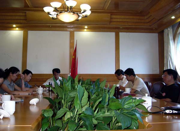 校党委领导参加支部专题民主生活会。