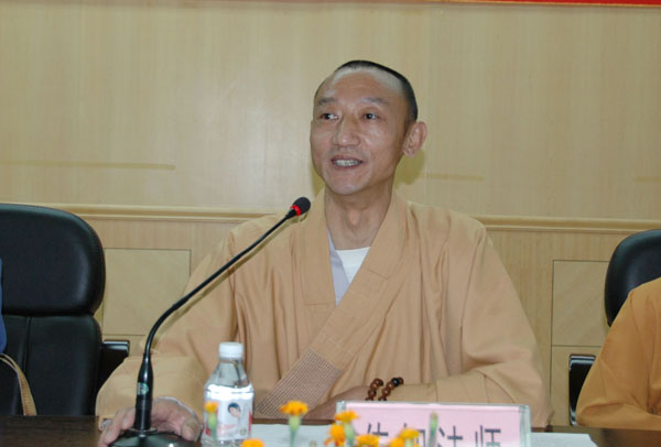 峨眉山佛协常务副会长传智法师在捐赠仪式上讲话