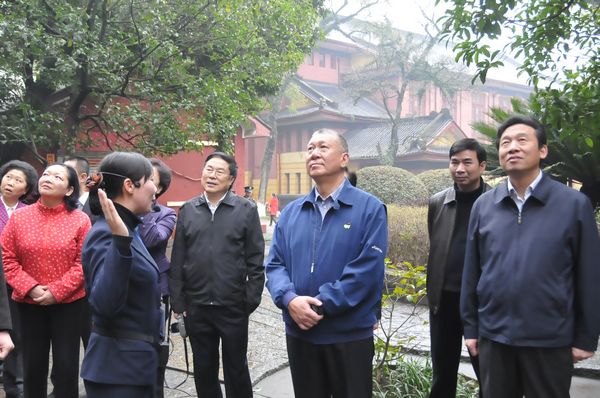 何厚铧一行参观王城校区独秀峰摩崖石刻( 赵晋凯 摄)