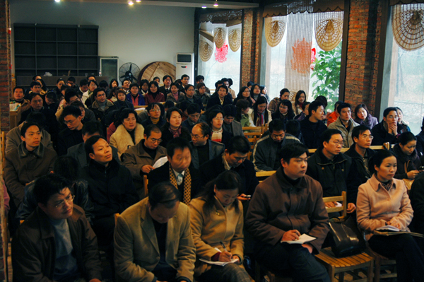 学工干部在认真听报告。